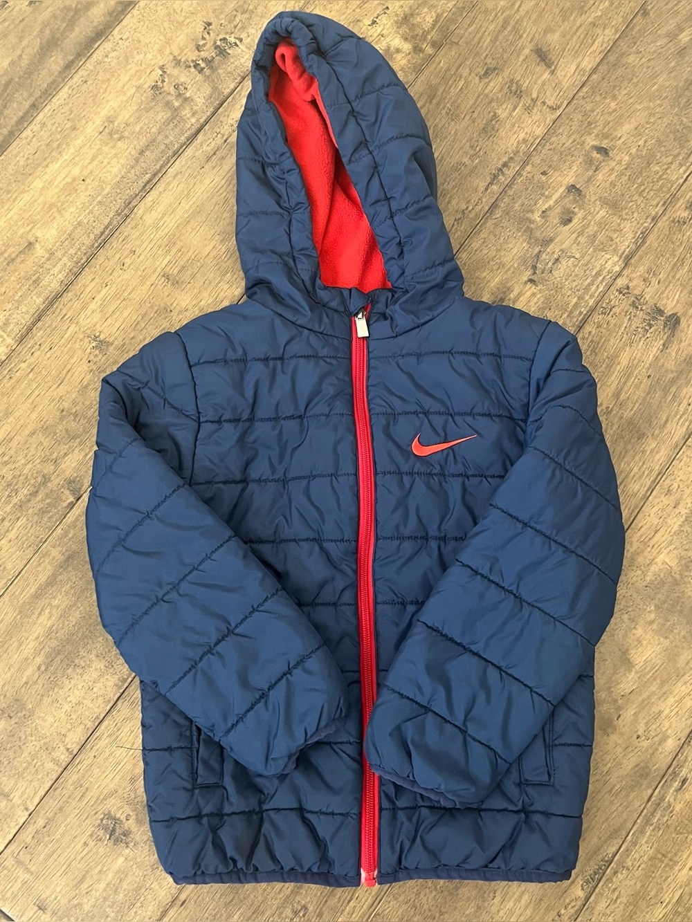 Kids Nike navy blue puffer jacket with red zipper and red Nike swoosh #puffer